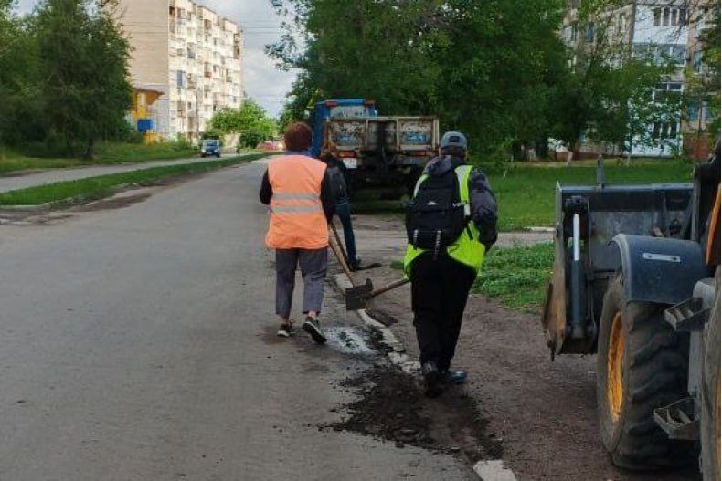 Благоустройство города: работа по очистке бордюров Благоустройство города: работа по очистке бордюров