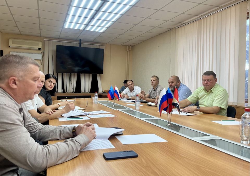 Константин Роговенко провел рабочее совещание с представителями администраций Алчевска, Брянки, Перевальска и субъектов ТЭК Константин Роговенко провел рабочее совещание с представителями администраций Алчевска, Брянки, Перевальска и субъектов ТЭК