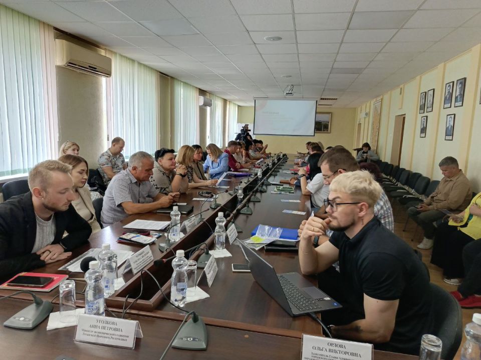 В Ровеньках обсудили развитие малого и среднего бизнеса в ЛНР В Ровеньках обсудили развитие малого и среднего бизнеса в ЛНР