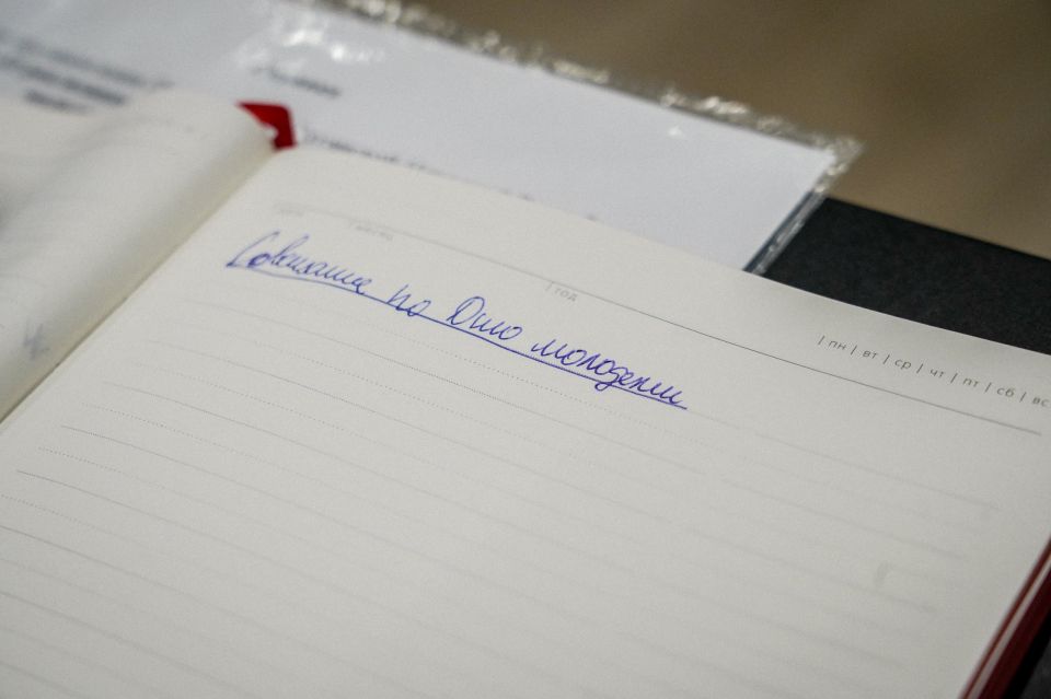 Совершенно секретно!. Но вам расскажем За каждым крупным событием стоят люди, которые трудятся, чтобы итоговый результат не подвёл Совершенно секретно!. Но вам расскажем За каждым крупным событием стоят люди, которые трудятся, чтобы итоговый результат не подвёл