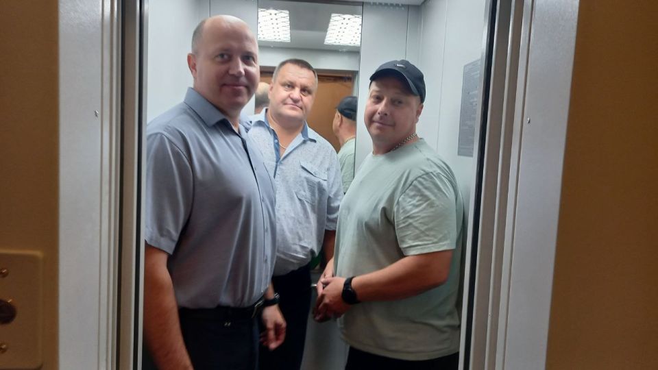 Партийный десант «Единой России» проверили ход работ по ремонту мягкой кровли и установке новых лифтов в многоквартирных жилых домах Партийный десант «Единой России» проверили ход работ по ремонту мягкой кровли и установке новых лифтов в многоквартирных жилых домах