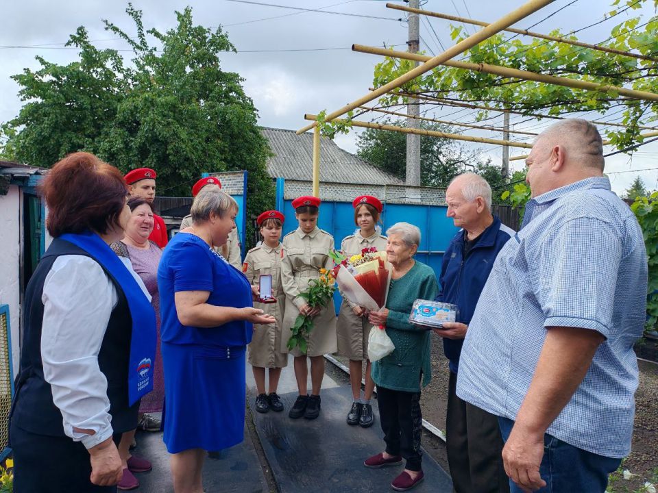 Сегодня в пгт Новодарьевка состоялось торжественное чествование семьидолгожителей – Ивана и Марии Дудник «За любовь и верность» Сегодня в пгт Новодарьевка состоялось торжественное чествование семьидолгожителей – Ивана и Марии Дудник «За любовь и верность»