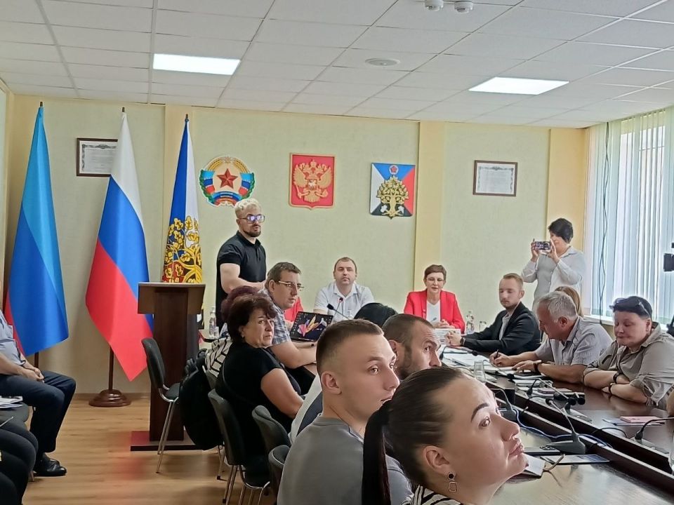 В Ровеньках обсудили развитие малого и среднего бизнеса в ЛНР В Ровеньках обсудили развитие малого и среднего бизнеса в ЛНР