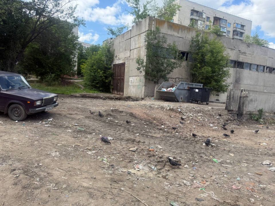 Сотрудники МУП «Чистый город» выполнили уборку точки сбора твёрдых бытовых отходов на квартале Шахтёр Сотрудники МУП «Чистый город» выполнили уборку точки сбора твёрдых бытовых отходов на квартале Шахтёр