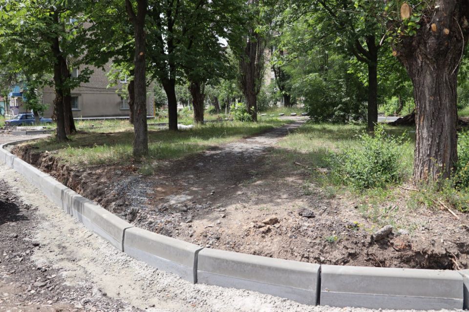 В Стаханове идет второй этап благоустройства сквера Защитников Отечества: врип главы Наталия Жулинская проверила ход работ В Стаханове идет второй этап благоустройства сквера Защитников Отечества: врип главы Наталия Жулинская проверила ход работ