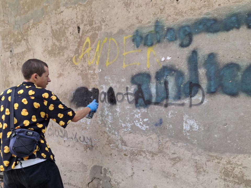 В Стаханове юнармейцы приняли участие в акции по закрашиванию запрещённых надписей В Стаханове юнармейцы приняли участие в акции по закрашиванию запрещённых надписей