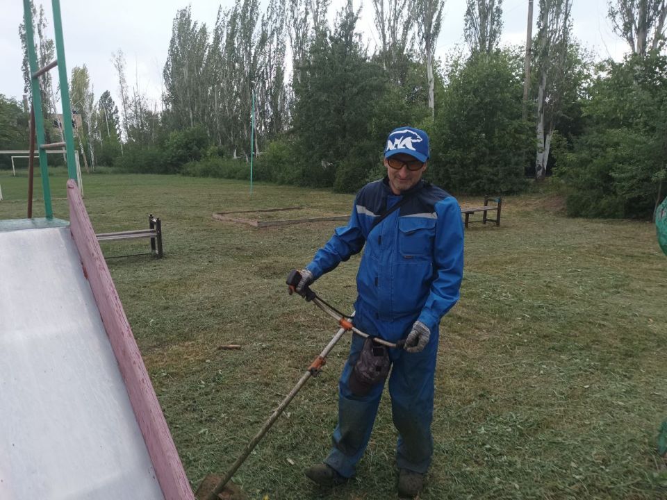 В рамках республиканской акции "Яркое детство", при поддержке Брянковского отделения Партии "Единая Россия" в жилмассиве Завадск была приведена в порядок детская площадка! В рамках республиканской акции "Яркое детство", при поддержке Брянковского отделения Партии "Единая Россия" в жилмассиве Завадск была приведена в порядок детская площадка!