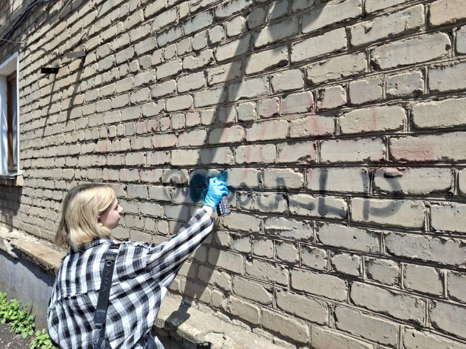 В Стаханове юнармейцы приняли участие в акции по закрашиванию запрещённых надписей В Стаханове юнармейцы приняли участие в акции по закрашиванию запрещённых надписей