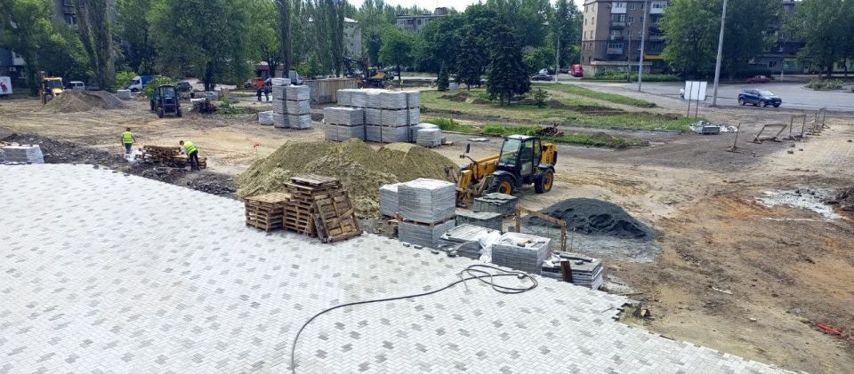 В Алчевске продолжается благоустройство общественных пространств В Алчевске продолжается благоустройство общественных пространств