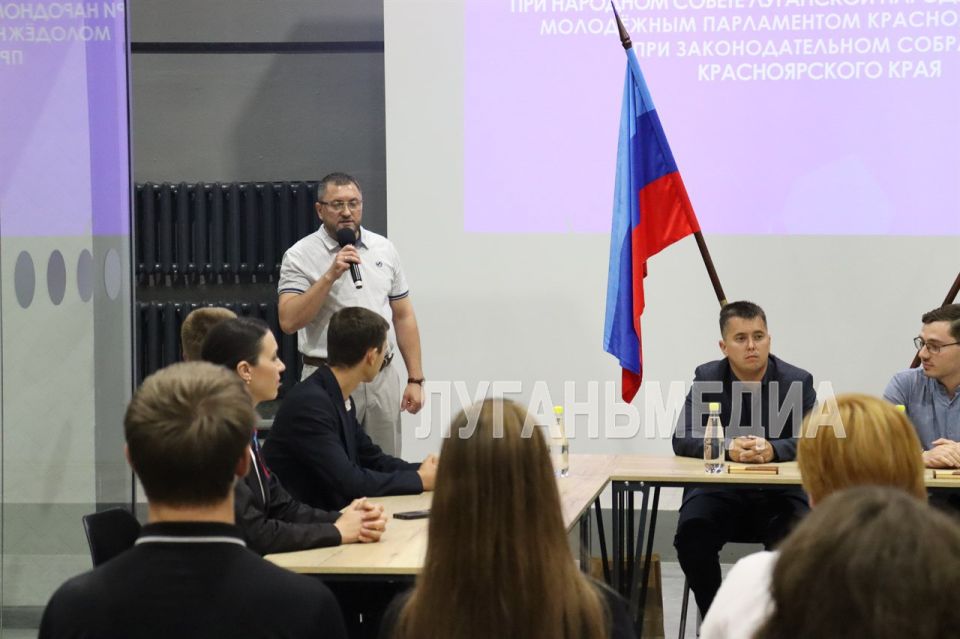 В Молодежном центре «Свердловск» состоялась церемония подписания соглашения между Молодежным парламентом при Народном Совете ЛНР и Молодежным парламентом Красноярского края при Законодательном собрании Красноярского края В Молодежном центре «Свердловск» состоялась церемония подписания соглашения между Молодежным парламентом при Народном Совете ЛНР и Молодежным парламентом Красноярского края при Законодательном собрании Красноярского края