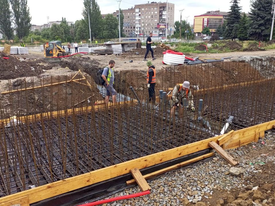 В Алчевске продолжается благоустройство общественных пространств В Алчевске продолжается благоустройство общественных пространств