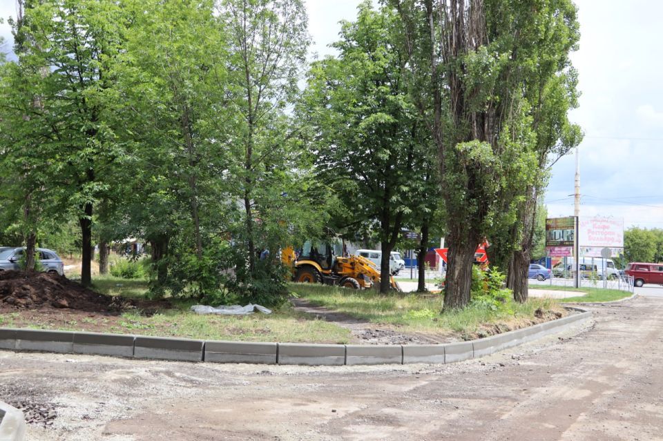 В Стаханове идет второй этап благоустройства сквера Защитников Отечества: врип главы Наталия Жулинская проверила ход работ В Стаханове идет второй этап благоустройства сквера Защитников Отечества: врип главы Наталия Жулинская проверила ход работ