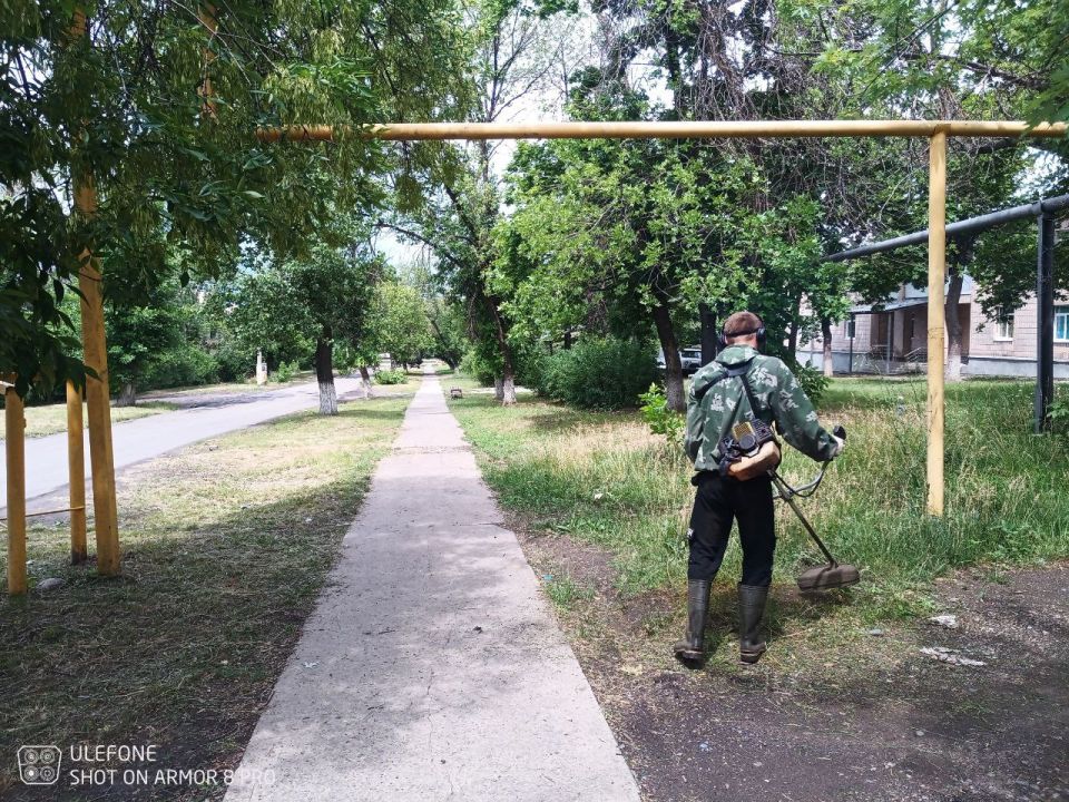В период с 23 по 26 июня работниками МУП «ПРЕСТИЖ» посёлка городского типа Ясеновский были выполнены работы по покосу травы вдоль обочин дорог по ул. Ленина, ул. Гагарина В период с 23 по 26 июня работниками МУП «ПРЕСТИЖ» посёлка городского типа Ясеновский были выполнены работы по покосу травы вдоль обочин дорог по ул. Ленина, ул. Гагарина