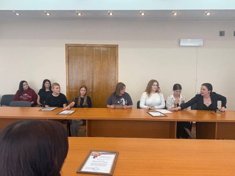 В Кировске состоялось награждение благодарностями активной молодёжи, а также интеллектуальная игра «Умный поединок» приуроченное ко Дню молодёжи В Кировске состоялось награждение благодарностями активной молодёжи, а также интеллектуальная игра «Умный поединок» приуроченное ко Дню молодёжи