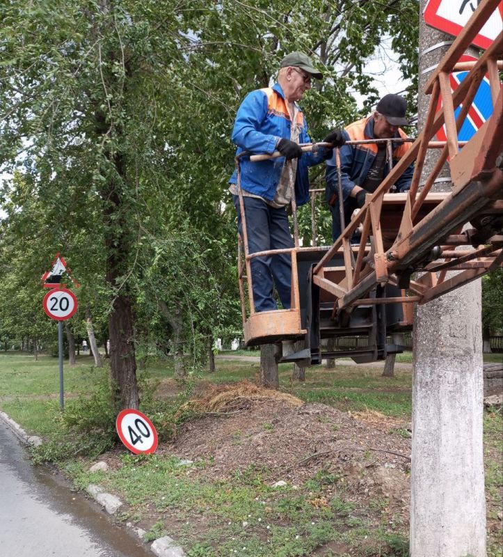 Коммунальные службы проводят работы на территории города Коммунальные службы проводят работы на территории города