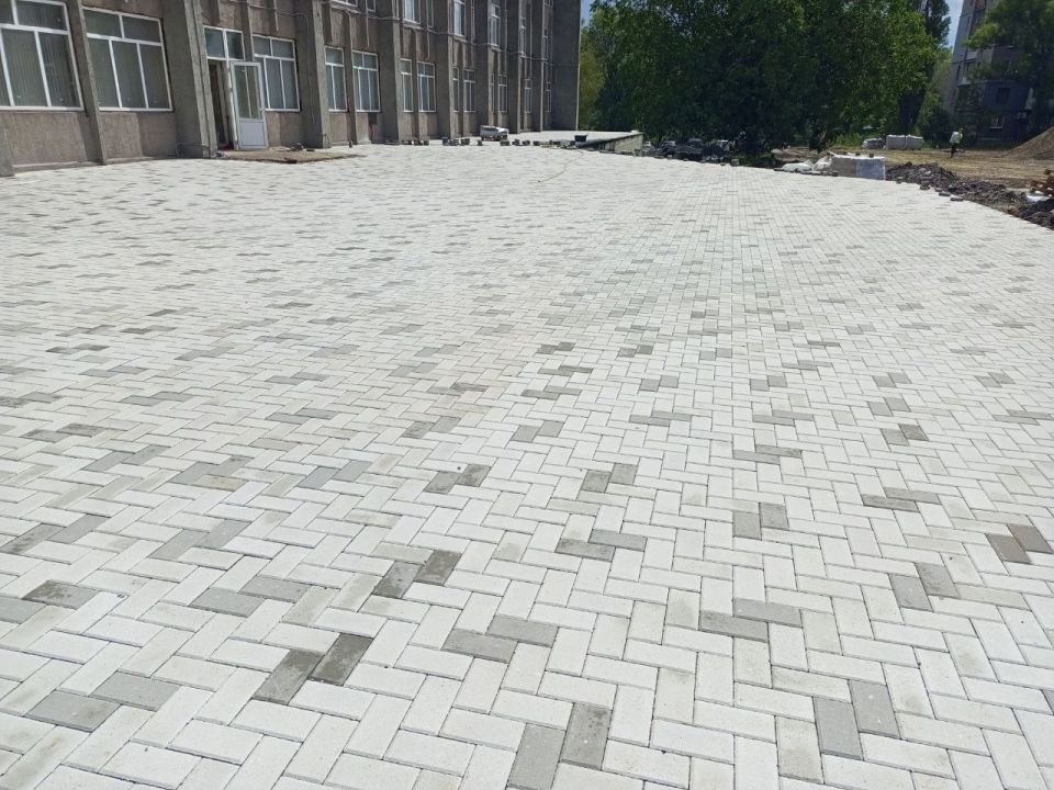 В Алчевске продолжается благоустройство общественных пространств В Алчевске продолжается благоустройство общественных пространств