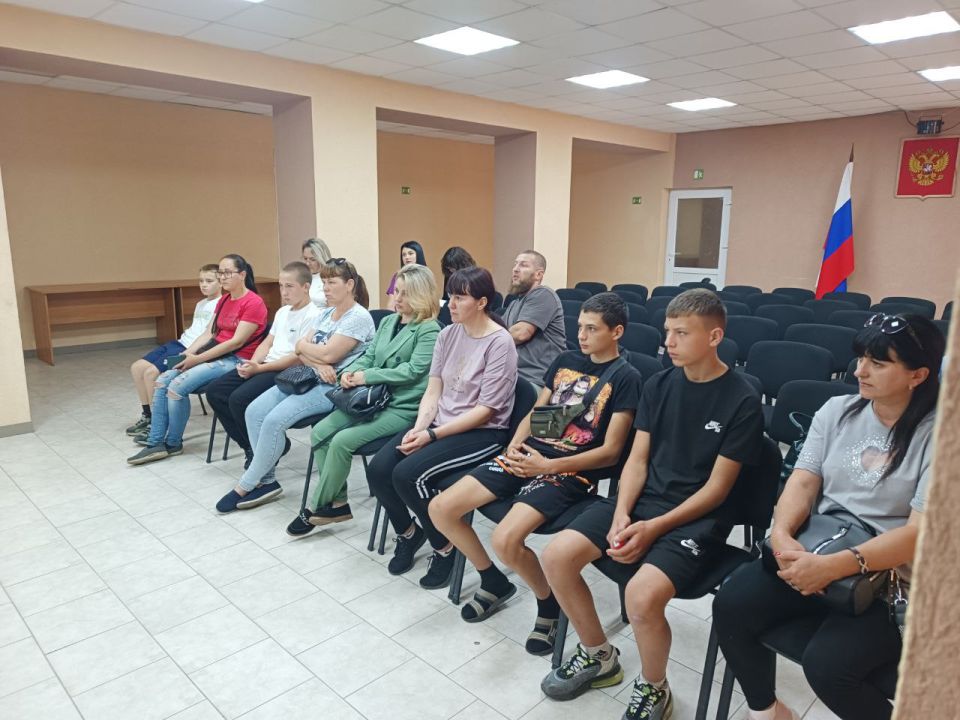 Сегодня в Беловодском муниципальном округе состоялась профильная беседа с родителями и несовершеннолетними детьми, направленная на профилактику повторных правонарушений и создание безопасной среды для молодежи Сегодня в Беловодском муниципальном округе состоялась профильная беседа с родителями и несовершеннолетними детьми, направленная на профилактику повторных правонарушений и создание безопасной среды для молодежи