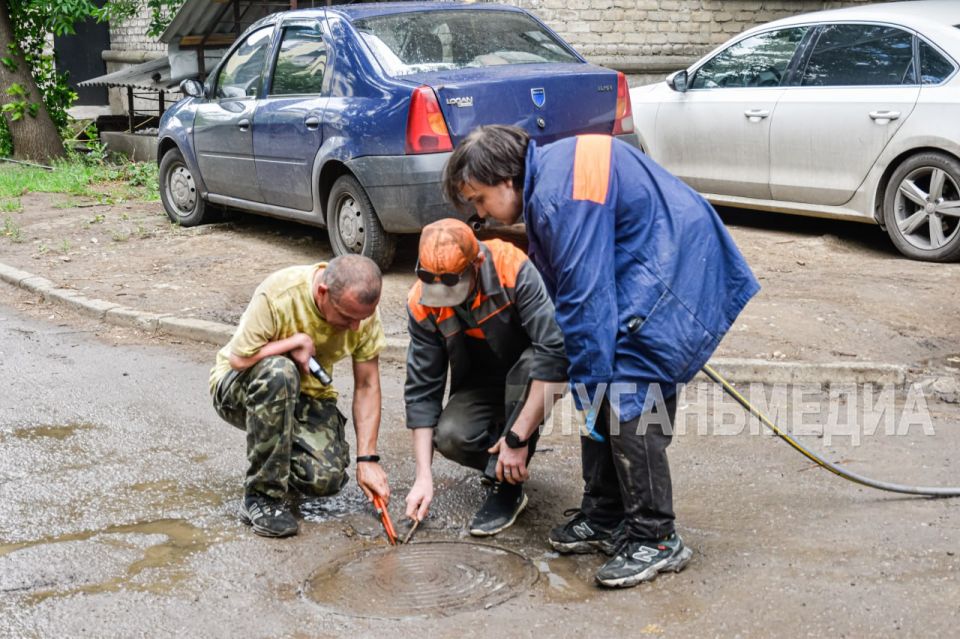 В Луганске идут работы по промывке системы центрального отопления В Луганске идут работы по промывке системы центрального отопления