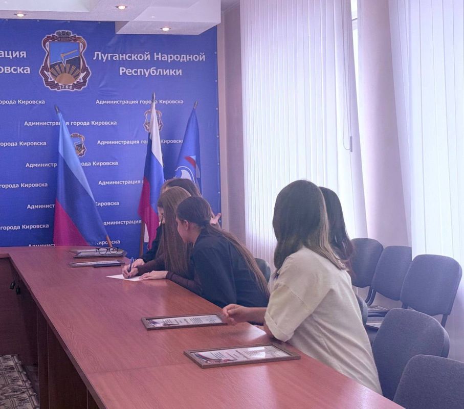 В Кировске состоялось награждение благодарностями активной молодёжи, а также интеллектуальная игра «Умный поединок» приуроченное ко Дню молодёжи В Кировске состоялось награждение благодарностями активной молодёжи, а также интеллектуальная игра «Умный поединок» приуроченное ко Дню молодёжи
