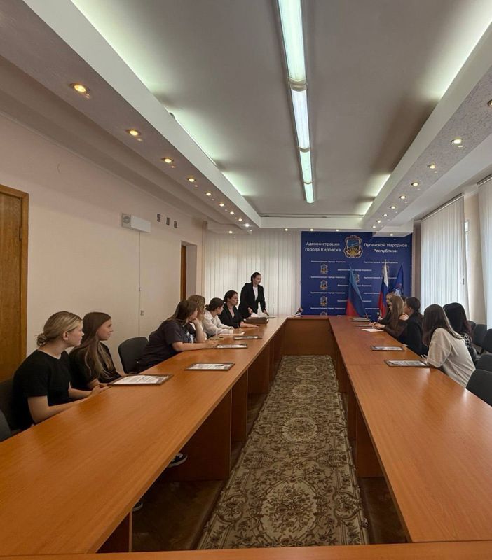 В Кировске состоялось награждение благодарностями активной молодёжи, а также интеллектуальная игра «Умный поединок» приуроченное ко Дню молодёжи В Кировске состоялось награждение благодарностями активной молодёжи, а также интеллектуальная игра «Умный поединок» приуроченное ко Дню молодёжи