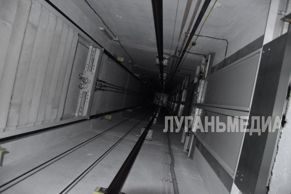 В многоквартирных домах Краснодона продолжается замена лифтового оборудования В многоквартирных домах Краснодона продолжается замена лифтового оборудования