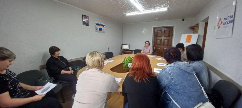 Специалисты отдела профессионального обучения и профессиональной ориентации Территориального отделения Государственного казенного учреждения «Республиканский центр занятости населения Луганской Народной Республики» в городе... Специалисты отдела профессионального обучения и профессиональной ориентации Территориального отделения Государственного казенного учреждения «Республиканский центр занятости населения Луганской Народной Республики» в городе...