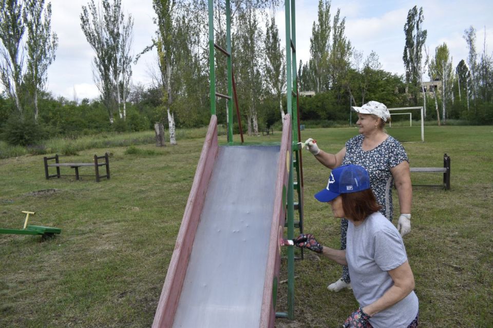В рамках республиканской акции "Яркое детство", при поддержке Брянковского отделения Партии "Единая Россия" в жилмассиве Завадск была приведена в порядок детская площадка! В рамках республиканской акции "Яркое детство", при поддержке Брянковского отделения Партии "Единая Россия" в жилмассиве Завадск была приведена в порядок детская площадка!