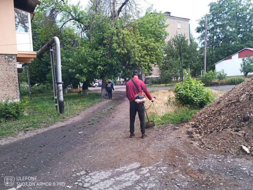 В период с 23 по 26 июня работниками МУП «ПРЕСТИЖ» посёлка городского типа Ясеновский были выполнены работы по покосу травы вдоль обочин дорог по ул. Ленина, ул. Гагарина В период с 23 по 26 июня работниками МУП «ПРЕСТИЖ» посёлка городского типа Ясеновский были выполнены работы по покосу травы вдоль обочин дорог по ул. Ленина, ул. Гагарина