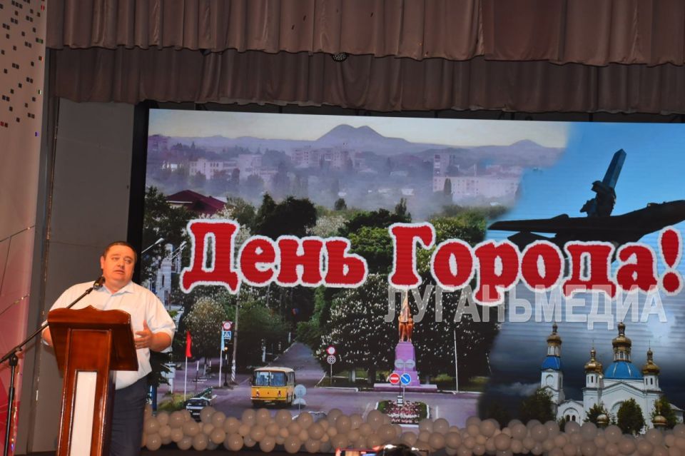 В Ровеньках состоялось праздничное мероприятие ко Дню города В Ровеньках состоялось праздничное мероприятие ко Дню города