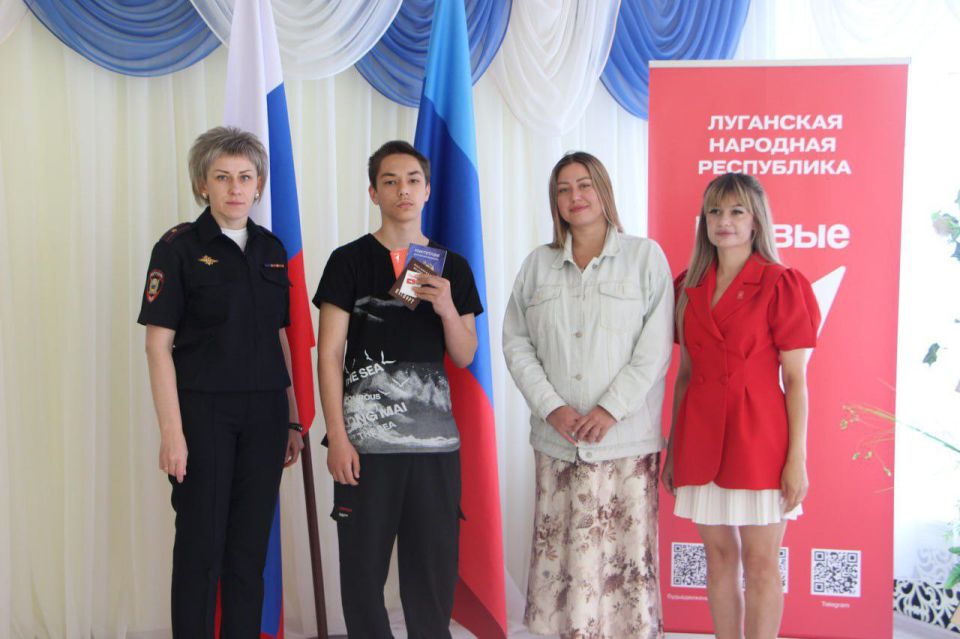 Накануне праздника Дня молодёжи, в рамках проекта Движения Первых «Мы - граждане России!», состоялась церемония вручения паспортов юным жителям Меловщины Накануне праздника Дня молодёжи, в рамках проекта Движения Первых «Мы - граждане России!», состоялась церемония вручения паспортов юным жителям Меловщины