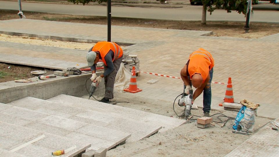 В Краснодоне продолжается благоустройство «Аллеи Дружбы» В Краснодоне продолжается благоустройство «Аллеи Дружбы»