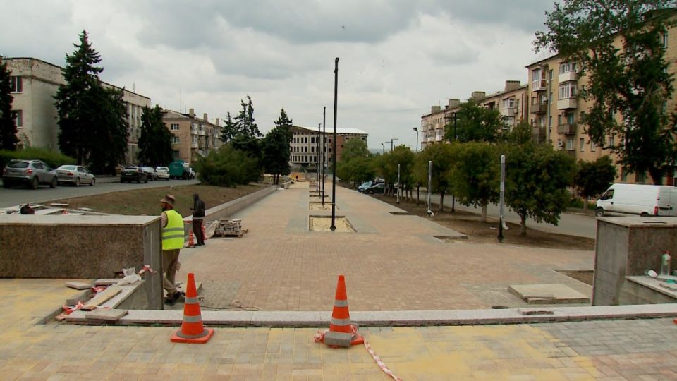 В Краснодоне продолжается благоустройство «Аллеи Дружбы» В Краснодоне продолжается благоустройство «Аллеи Дружбы»