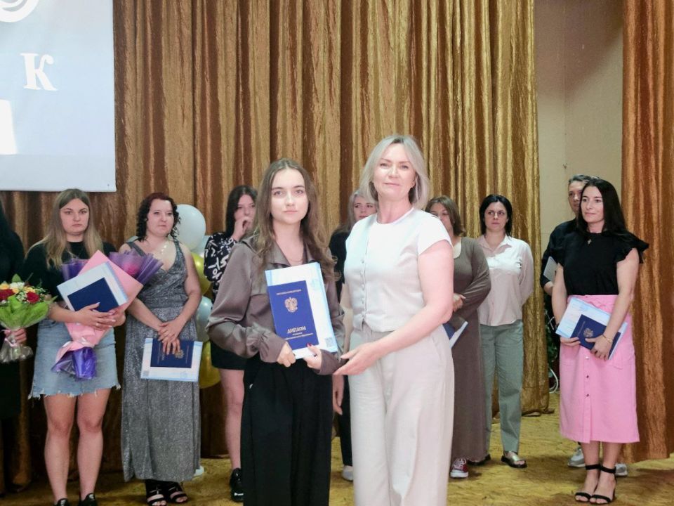Председатель Совета городского округа города Брянки Наталья Волошина приняла участие в торжественном мероприятии, посвящённом вручению дипломов выпускникам в Брянковском колледже Председатель Совета городского округа города Брянки Наталья Волошина приняла участие в торжественном мероприятии, посвящённом вручению дипломов выпускникам в Брянковском колледже