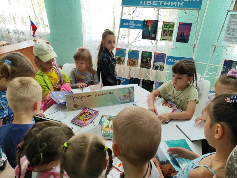 В Славяносербской библиотеке провели экскурсию «Разноцветные сказки» В Славяносербской библиотеке провели экскурсию «Разноцветные сказки»