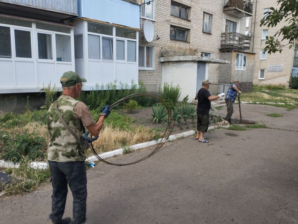 Сегодня в поселке Северный выполнены работы по обслуживанию и ремонту канализационных сетей многоквартирных домов, а также благоустройству прилегающих территорий Сегодня в поселке Северный выполнены работы по обслуживанию и ремонту канализационных сетей многоквартирных домов, а также благоустройству прилегающих территорий
