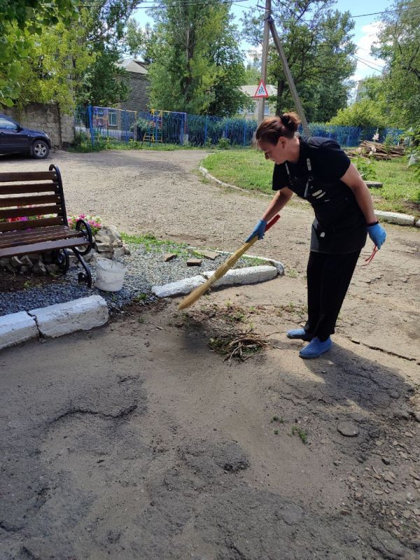 Сотрудники отделения МФЦ Антрацитовского МО вышли на субботник! Сотрудники отделения МФЦ Антрацитовского МО вышли на субботник!