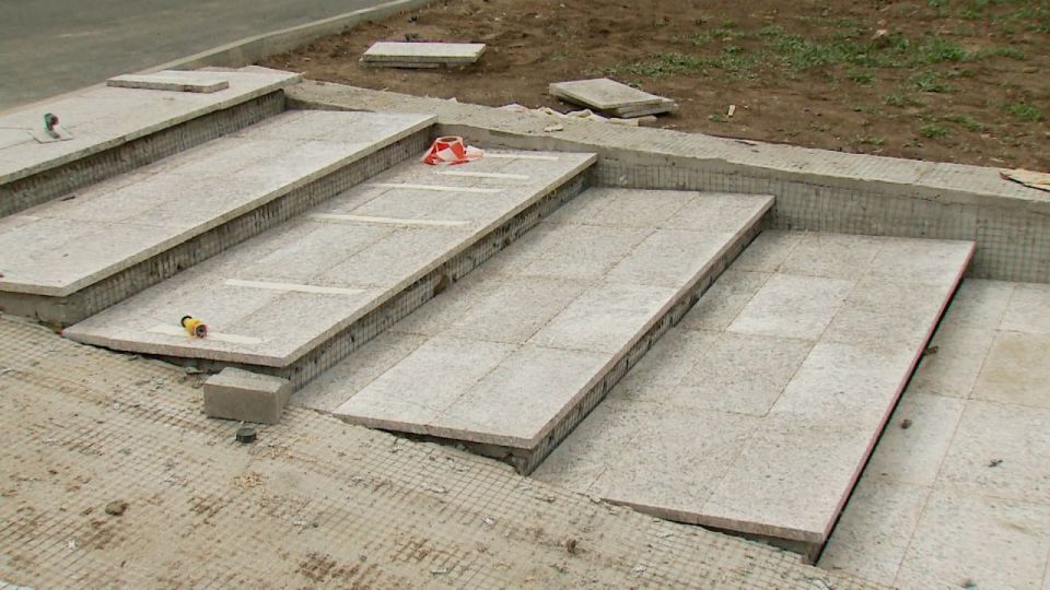 В Краснодоне продолжается благоустройство «Аллеи Дружбы» В Краснодоне продолжается благоустройство «Аллеи Дружбы»