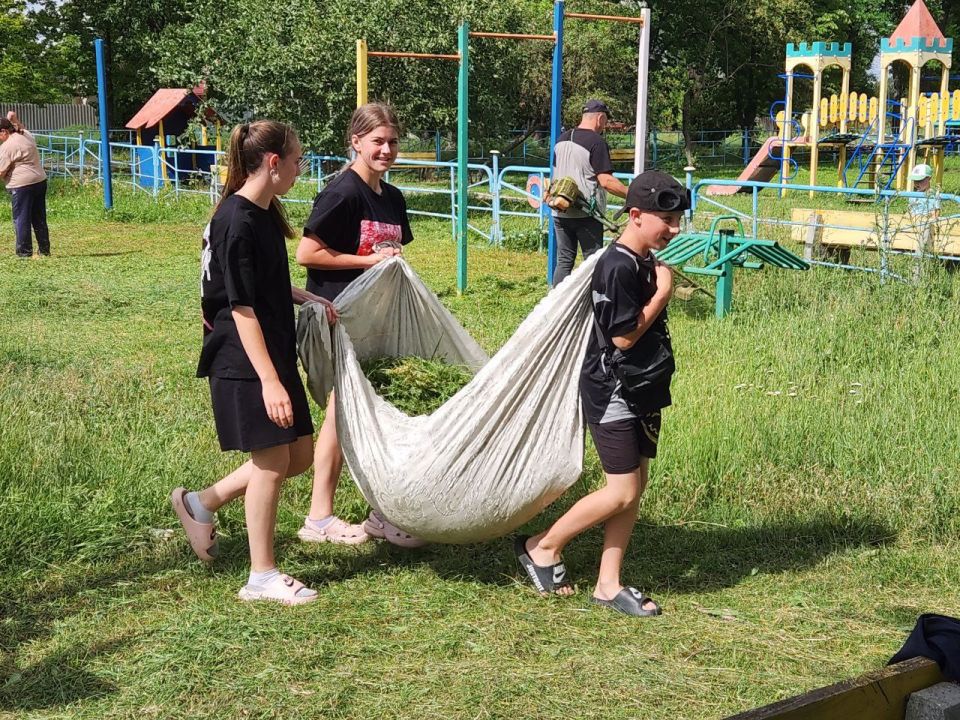 В первичном отделении №8 с. Новодеркул активисты партии «Единая Россия» организовали ряд мероприятий, направленных на улучшение общественных пространств в рамках партпроекта «Чистая Страна» и республиканской акции «Яркое... В первичном отделении №8 с. Новодеркул активисты партии «Единая Россия» организовали ряд мероприятий, направленных на улучшение общественных пространств в рамках партпроекта «Чистая Страна» и республиканской акции «Яркое...