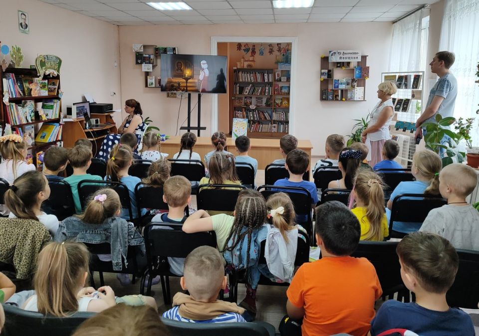 В Славяносербской библиотеке провели экскурсию «Разноцветные сказки» В Славяносербской библиотеке провели экскурсию «Разноцветные сказки»