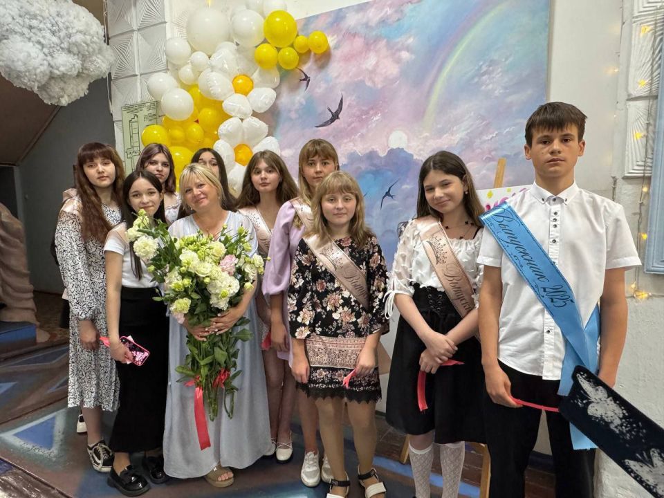 Сегодня состоялась торжественная церемония вручения свидетельств о получении начального художественного образования выпускникам Детской художественной школы г.Ровеньки Сегодня состоялась торжественная церемония вручения свидетельств о получении начального художественного образования выпускникам Детской художественной школы г.Ровеньки