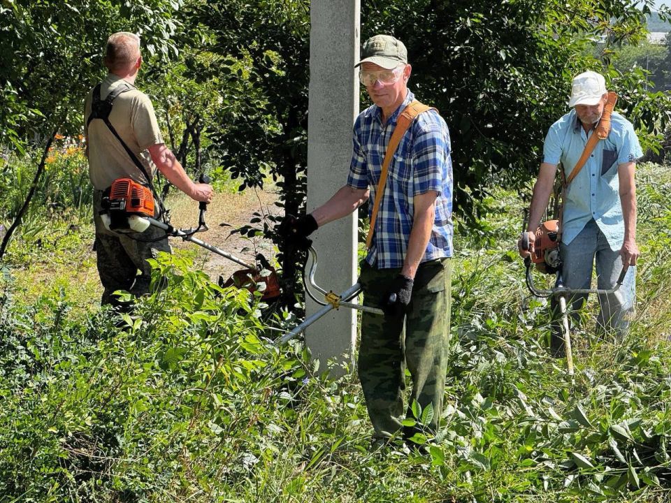 Еще пол километра обочины дороги, проходящей через улицу Макаренко, благоустроено силами представителей трудовых коллективов города Первомайска Еще пол километра обочины дороги, проходящей через улицу Макаренко, благоустроено силами представителей трудовых коллективов города Первомайска