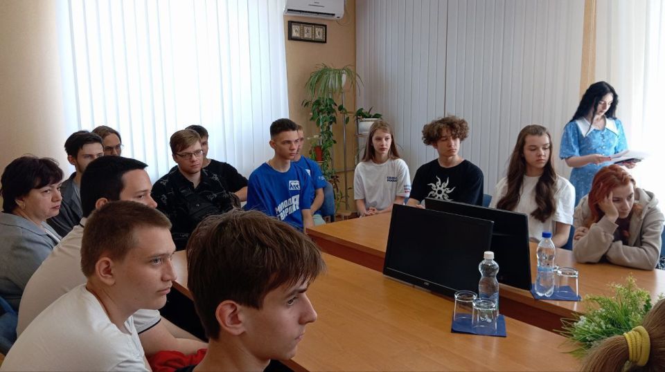 В преддверии Дня молодежи Глава муниципалитета, Секретарь Краснолучского местного отделения ВПП «Единая Россия» Сергей Соловьев провел открытый диалог с активной молодежью города В преддверии Дня молодежи Глава муниципалитета, Секретарь Краснолучского местного отделения ВПП «Единая Россия» Сергей Соловьев провел открытый диалог с активной молодежью города