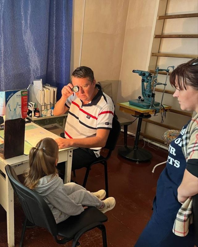 Врачи Луганских городских детских больниц №1, 3 и 4 провели профилактический осмотр детей в пгт Врачи Луганских городских детских больниц №1, 3 и 4 провели профилактический осмотр детей в пгт