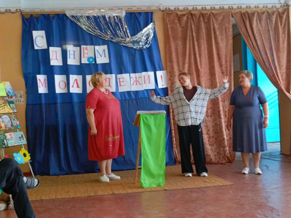 В доме культуры села Верхнебогдановка в предверии праздника Дня Молодёжи была проведена музыкальная развлекательная программа " Просим никого не скучать! " В доме культуры села Верхнебогдановка в предверии праздника Дня Молодёжи была проведена музыкальная развлекательная программа " Просим никого не скучать! "