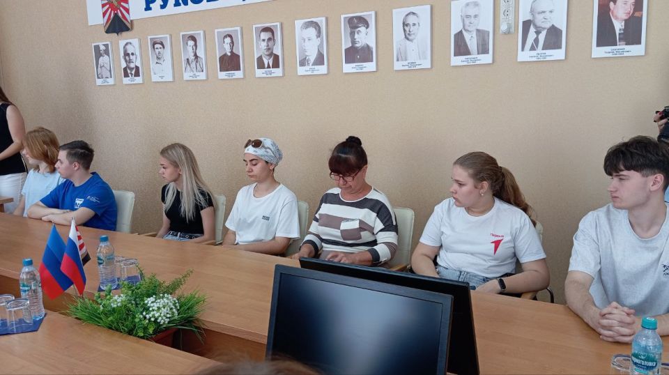 В преддверии Дня молодежи Глава муниципалитета, Секретарь Краснолучского местного отделения ВПП «Единая Россия» Сергей Соловьев провел открытый диалог с активной молодежью города В преддверии Дня молодежи Глава муниципалитета, Секретарь Краснолучского местного отделения ВПП «Единая Россия» Сергей Соловьев провел открытый диалог с активной молодежью города