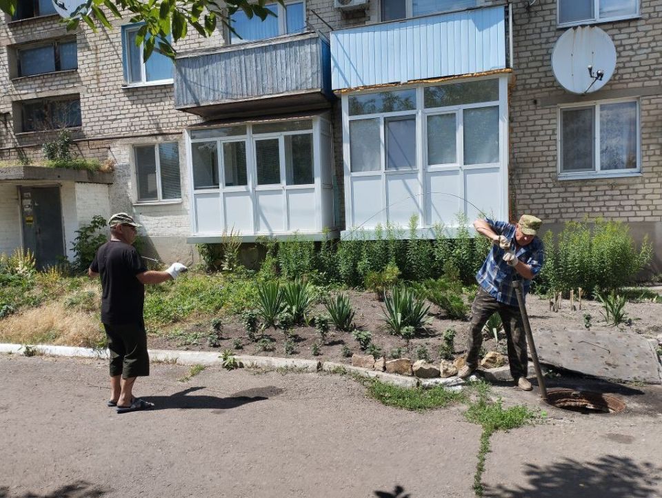 Сегодня в поселке Северный выполнены работы по обслуживанию и ремонту канализационных сетей многоквартирных домов, а также благоустройству прилегающих территорий Сегодня в поселке Северный выполнены работы по обслуживанию и ремонту канализационных сетей многоквартирных домов, а также благоустройству прилегающих территорий