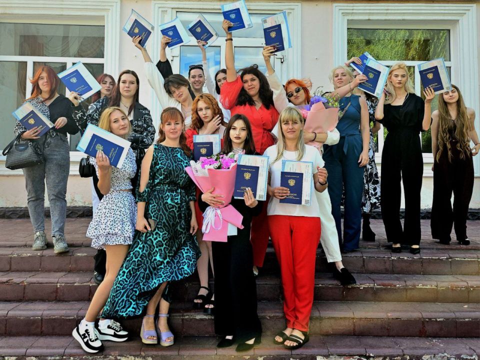 Председатель Совета городского округа города Брянки Наталья Волошина приняла участие в торжественном мероприятии, посвящённом вручению дипломов выпускникам в Брянковском колледже Председатель Совета городского округа города Брянки Наталья Волошина приняла участие в торжественном мероприятии, посвящённом вручению дипломов выпускникам в Брянковском колледже