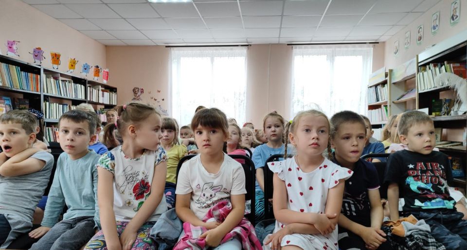 В Славяносербской библиотеке провели экскурсию «Разноцветные сказки» В Славяносербской библиотеке провели экскурсию «Разноцветные сказки»