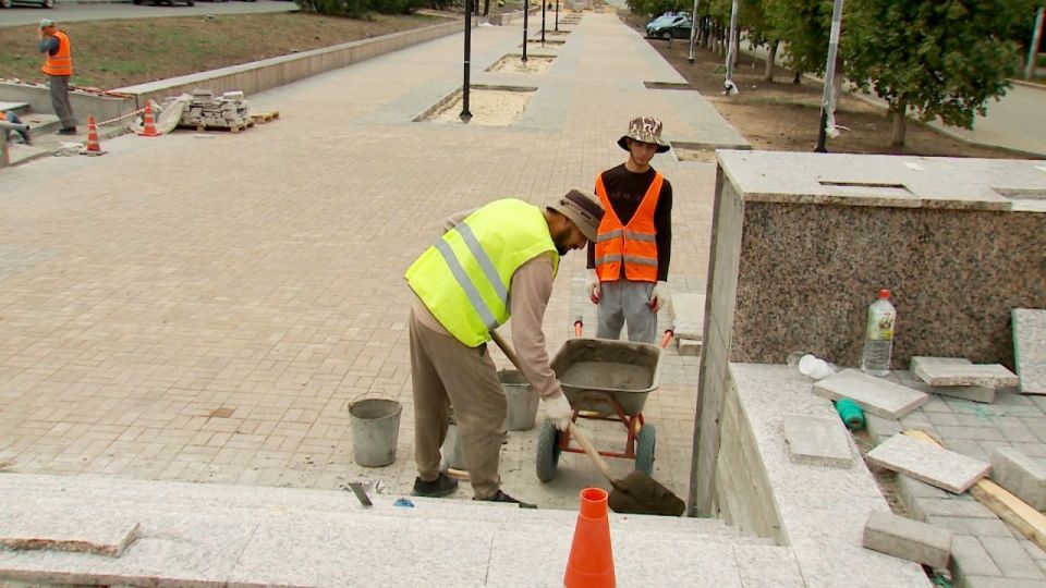 В Краснодоне продолжается благоустройство «Аллеи Дружбы» В Краснодоне продолжается благоустройство «Аллеи Дружбы»