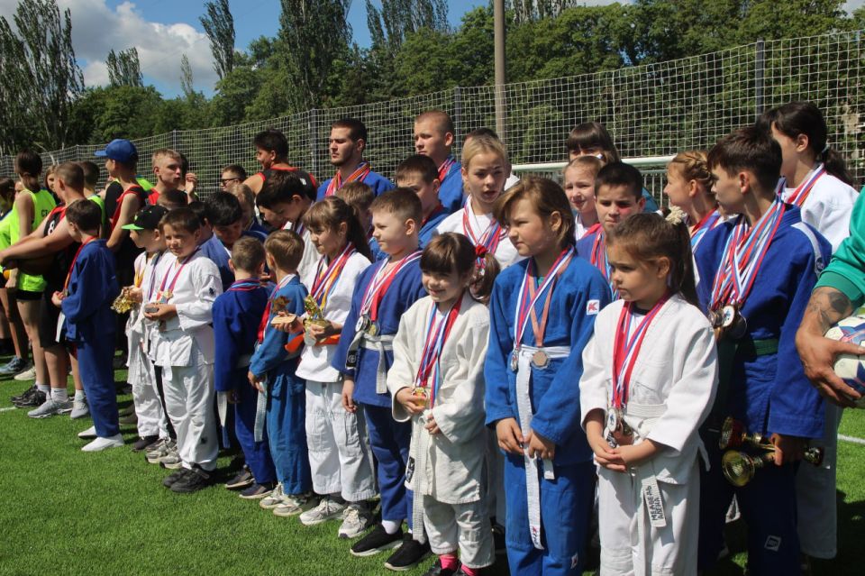 Ко Дню молодежи в Стаханове открыли ФОКОТ по народной программе «Единой России» Ко Дню молодежи в Стаханове открыли ФОКОТ по народной программе «Единой России»